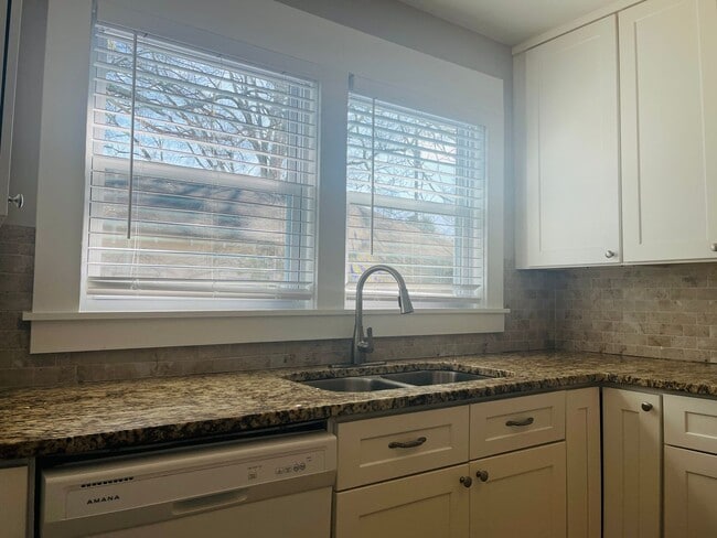 Building Photo - Adorable cottage style home with large fenced in backyard near Downtown Lagrange! Must see!