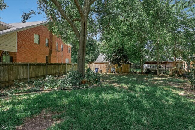 Building Photo - GORGEOUS 4/2.5 BROADMOOR HOME-ACROSS FROM DUCK POND PARK & LIBRARY