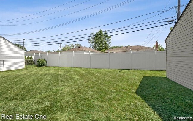 Building Photo - 6900 Crestwood St