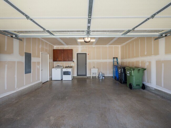 Building Photo - Lehua at Hoopili 4 bedroom 2.5 bath single...