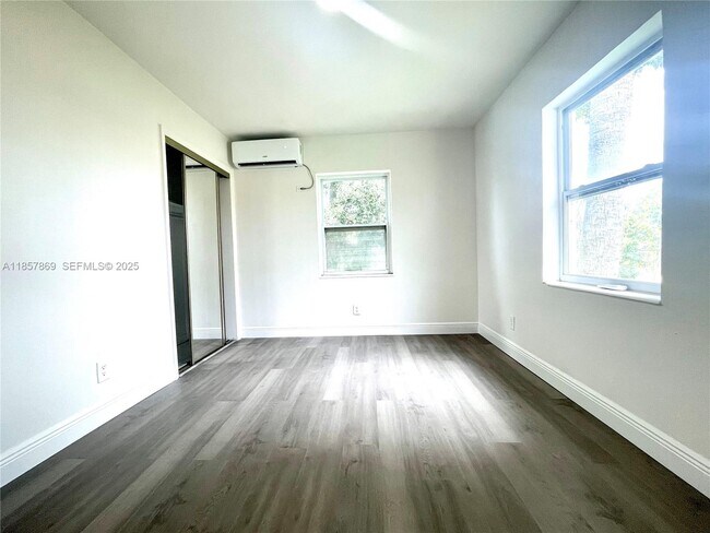 Building Photo - 1004 SW 24th Ave