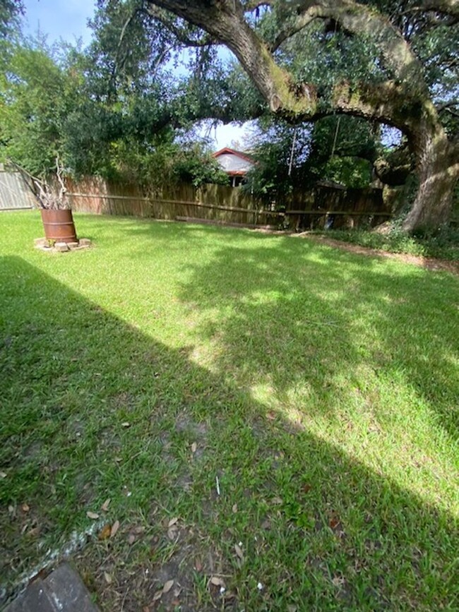 Building Photo - Brick Ranch in Willowbrook