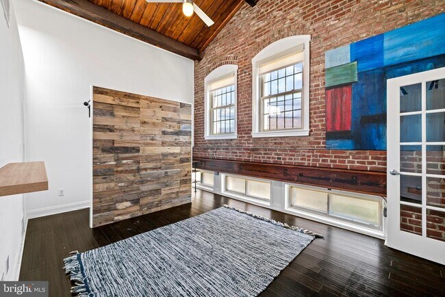 Building Photo - 1301 N Front St