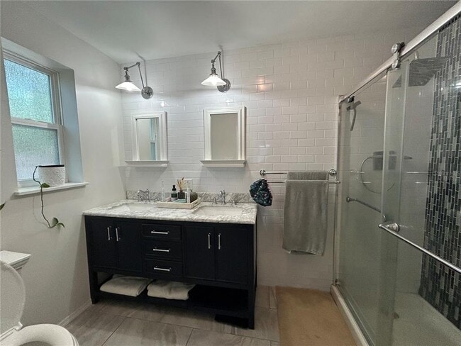 Building Photo - 816 NE 9th Ave