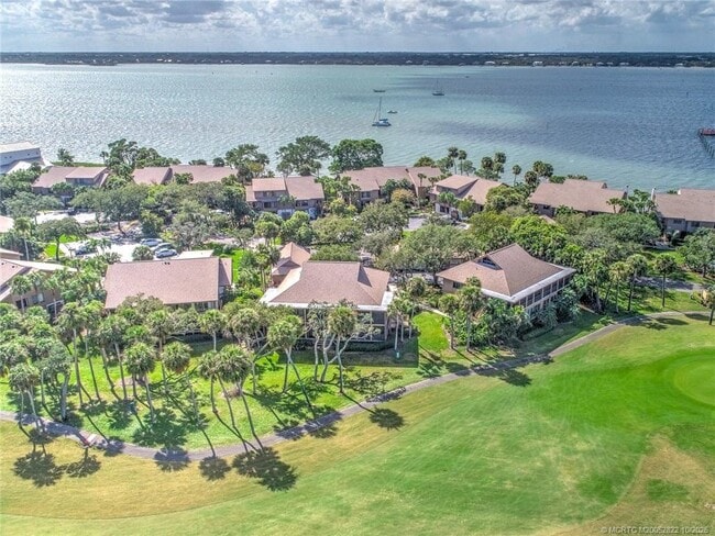 Building Photo - 233 NE Edgewater Dr