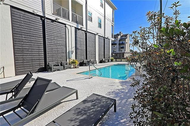 Building Photo - 2-Bed, 3-Bath on Pontchartrain Blvd – Your New Orleans Oasis Awaits!"