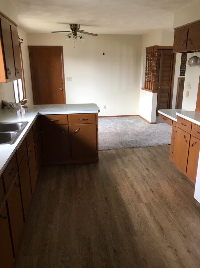 Building Photo - 507 Vanden Broek St