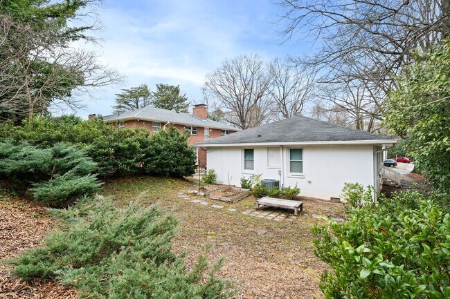 Building Photo - Renovated 2 bed/1 bath duplex minutes from downtown!