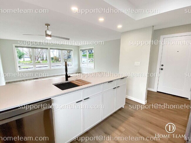 Building Photo - "Charming 1-Bed Waterfront Retreat with Scenic Lake Views & Pool in Kirkland!"