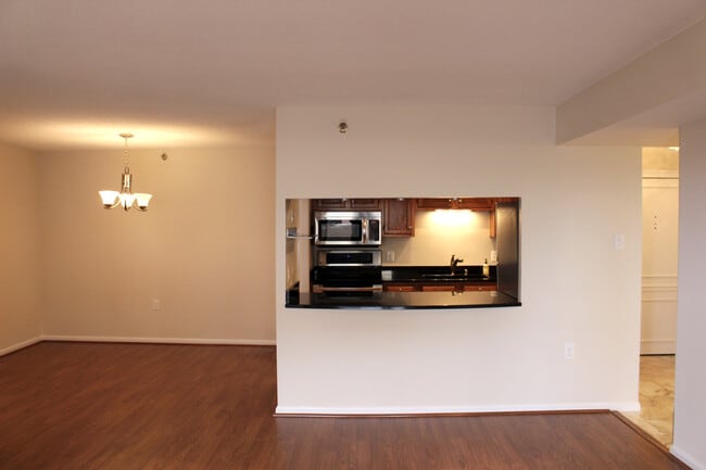 Building Photo - 1301 N Courthouse Rd