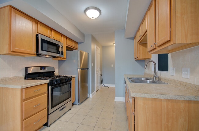 Building Photo - 2302 Carnation Dr