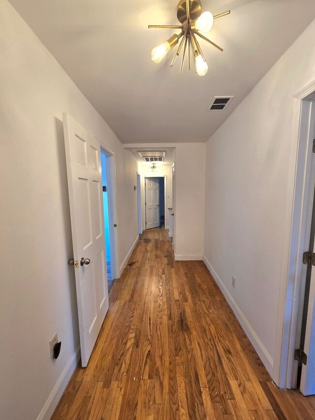 Building Photo - Spacious Five Bedroom