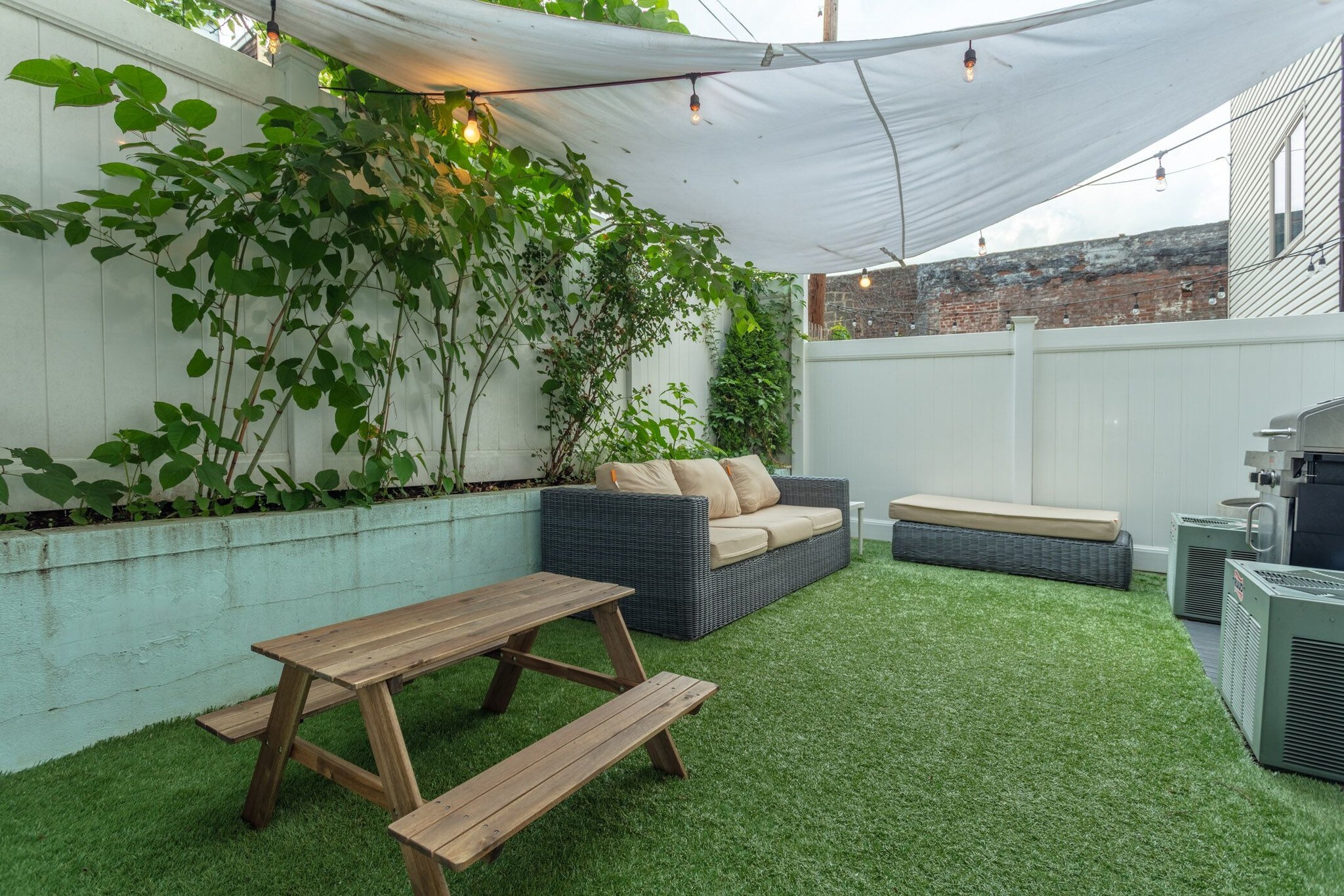 Prívate patio 2 - 309 Manhattan Ave