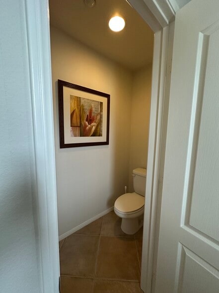 2nd bedroom bath - 5053 Plaza Promenade