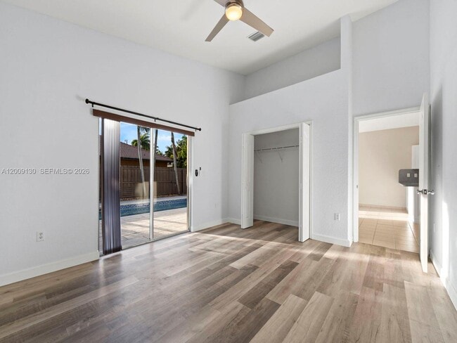 Building Photo - 704 SE 14th Pl