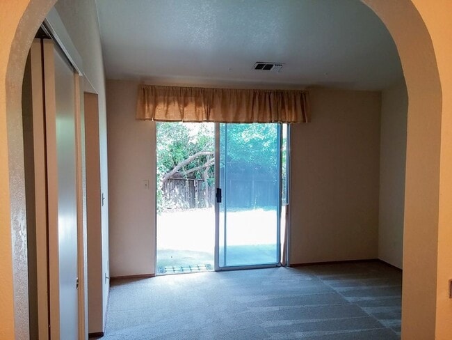 Building Photo - 3 Bedroom Home in Hilltop Area