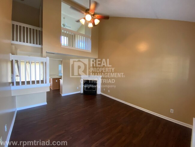 Building Photo - *Move In Special* Spacious 2BR/2.5BA End U...