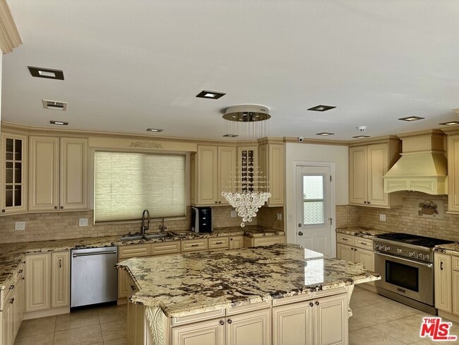 Building Photo - 128 S Swall Dr