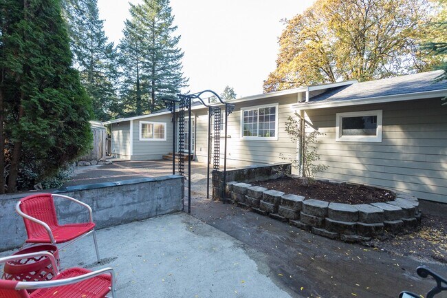 Building Photo - Gorgeous Lake Oswego Remodeled Cottage