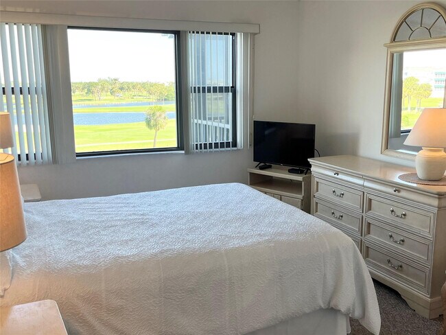 Building Photo - 40 NE Plantation Rd