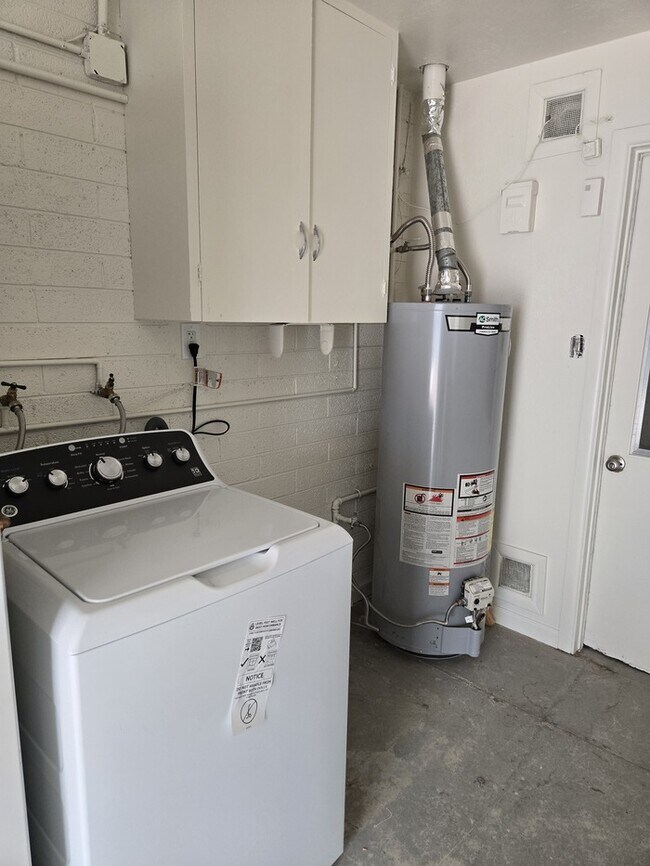 Building Photo - 2 Bedroom, 1.5 Bath Home Available Now! SECTION 8 ACCEPTED!