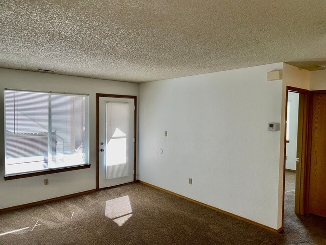 Building Photo - 1st Floor 2 Bedroom in a Gated Community!