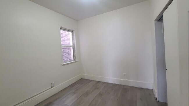 Building Photo - 242 Bowers St