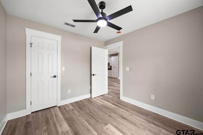 Building Photo - 437 Tara Lane