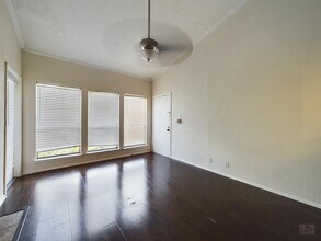 Building Photo - 807 W 25th St