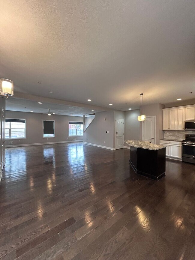Building Photo - Modern 3-Level North Side Townhome with Garage