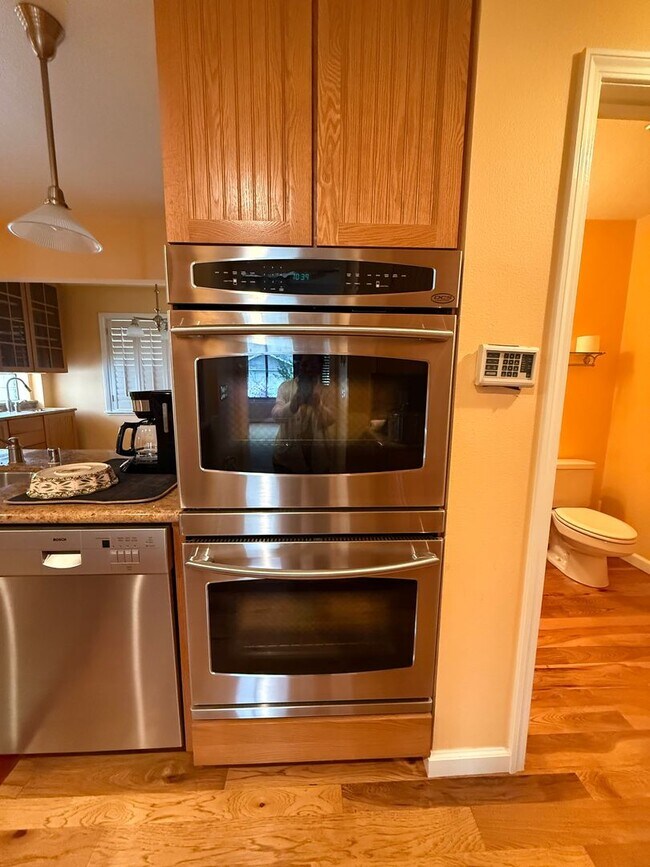 Building Photo - Beautiful expansive home for lease