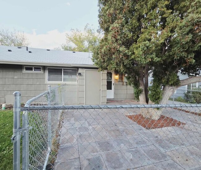 Building Photo - 1261/1263 Montana St. Duplex