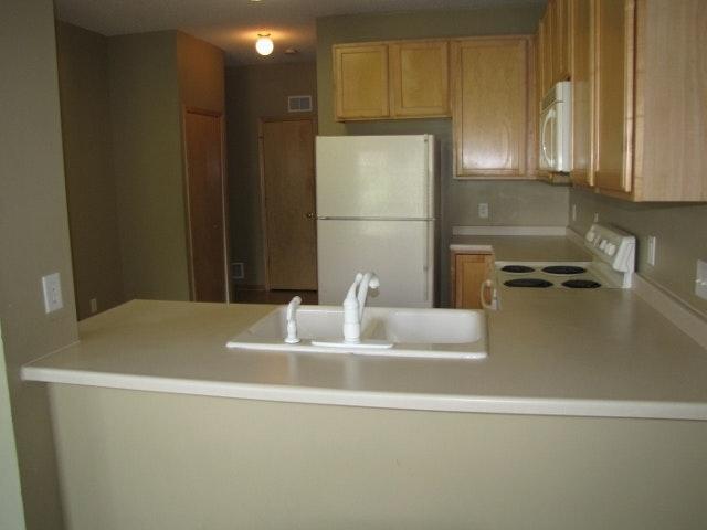 Building Photo - End Unit Town home *3Bedrm 2.5 Bath*Cottag...