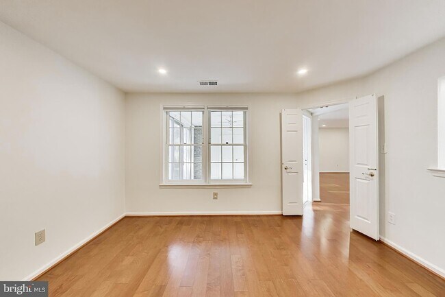 Building Photo - 5707 Brewer House Cir