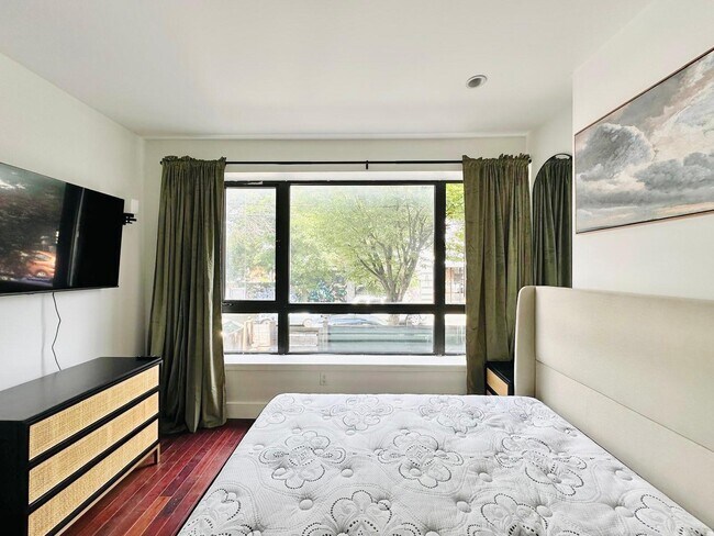Building Photo - Furnished room/NOT APARTMENT