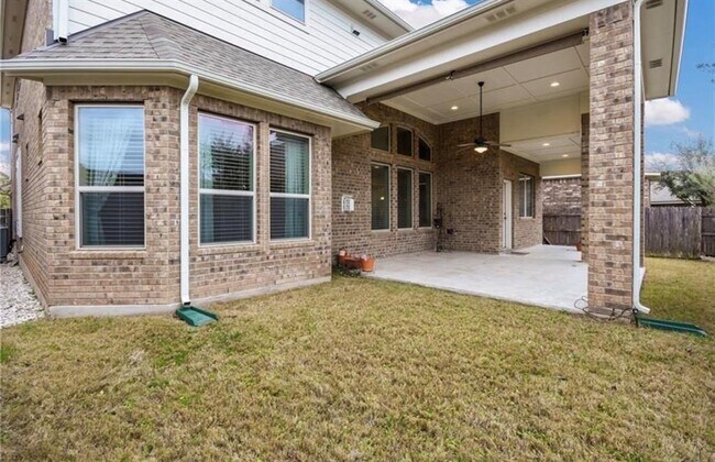 Building Photo - 213 Simmons Dr