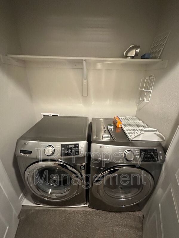 Building Photo - 218 E Chestnut St