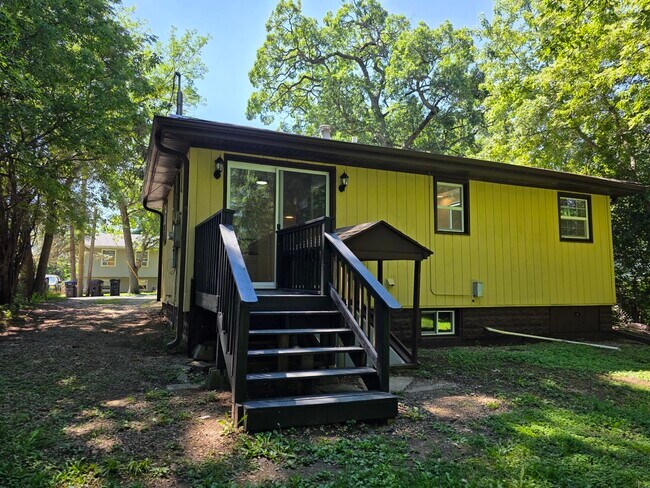 Building Photo - 24492 Hickory St