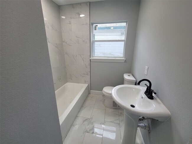 Building Photo - 4859 Bellnole Dr