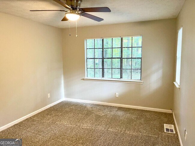 Building Photo - 415 Hillsdale Dr