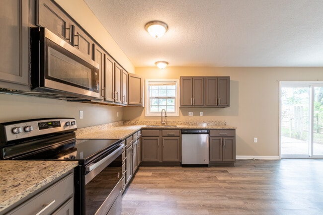Building Photo - 2248 Colonial Hills Dr