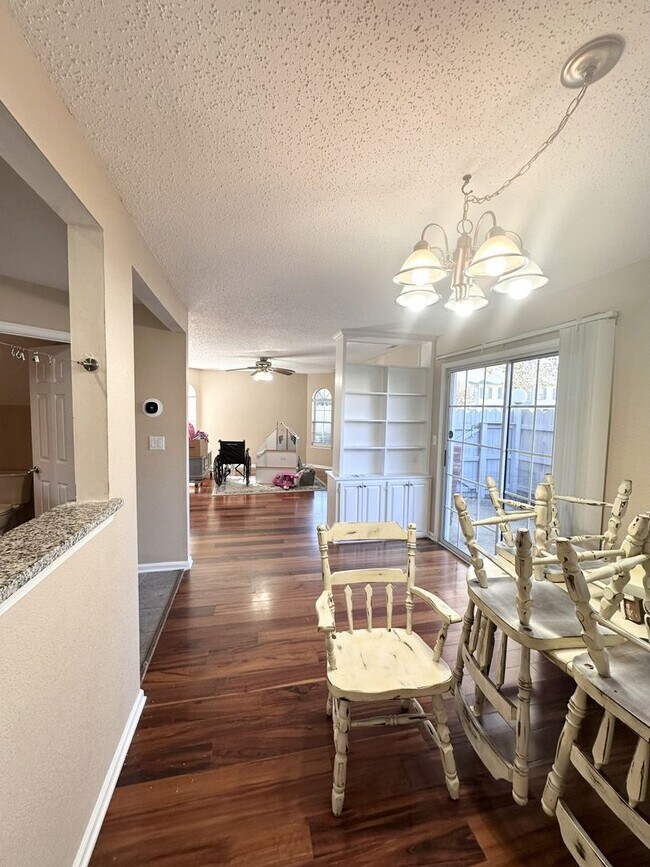 Building Photo - Updated Condo Near Shore Drive