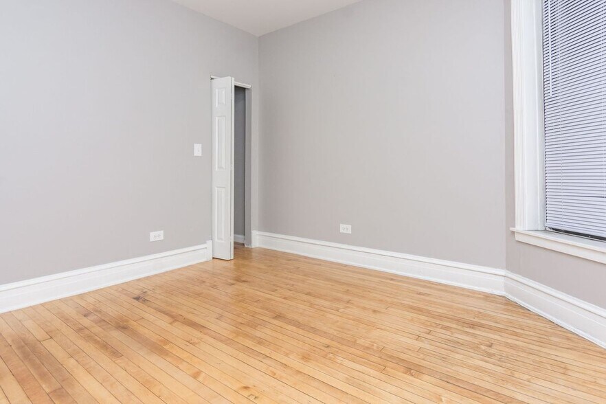 Building Photo - 5048 S Laflin St