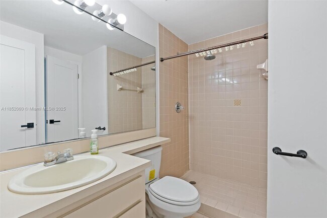Building Photo - 2558 Trapp Ave