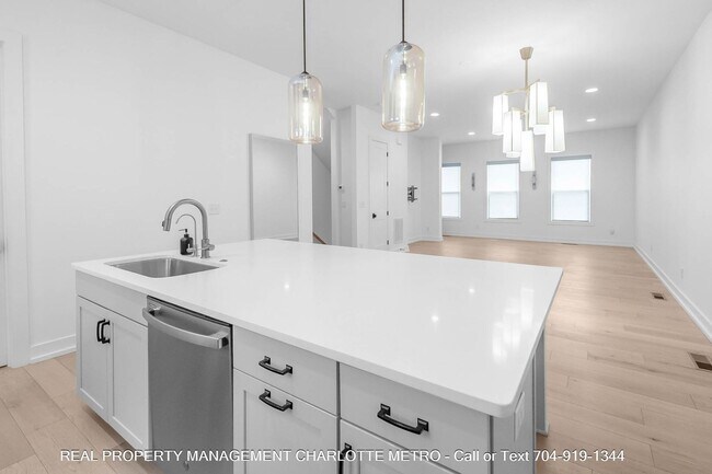 Building Photo - 1609 Parkwood Ave