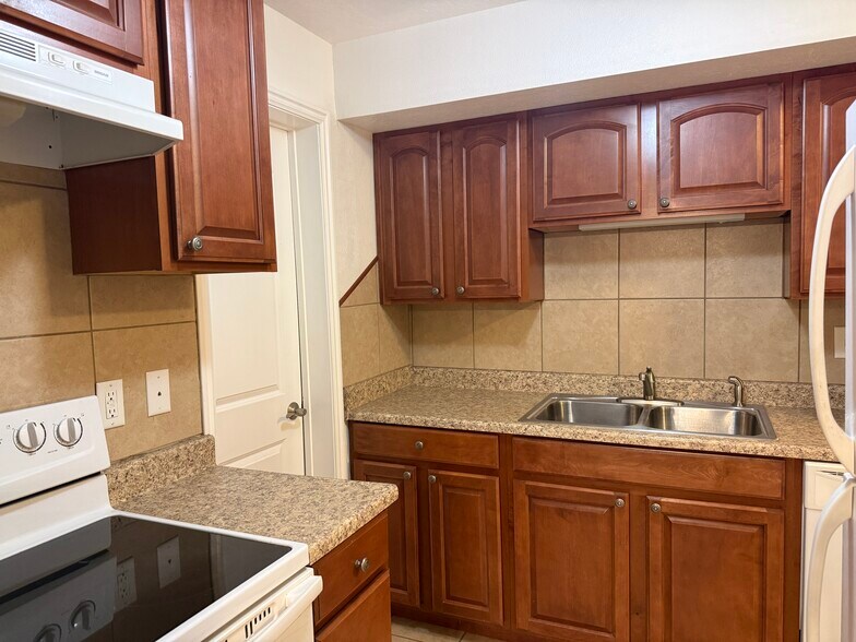Building Photo - 1044 E 400 S