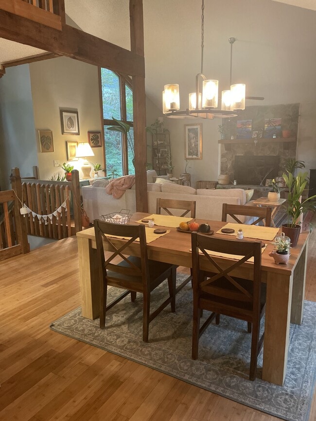 Building Photo - 1543 Hillhaven Dr