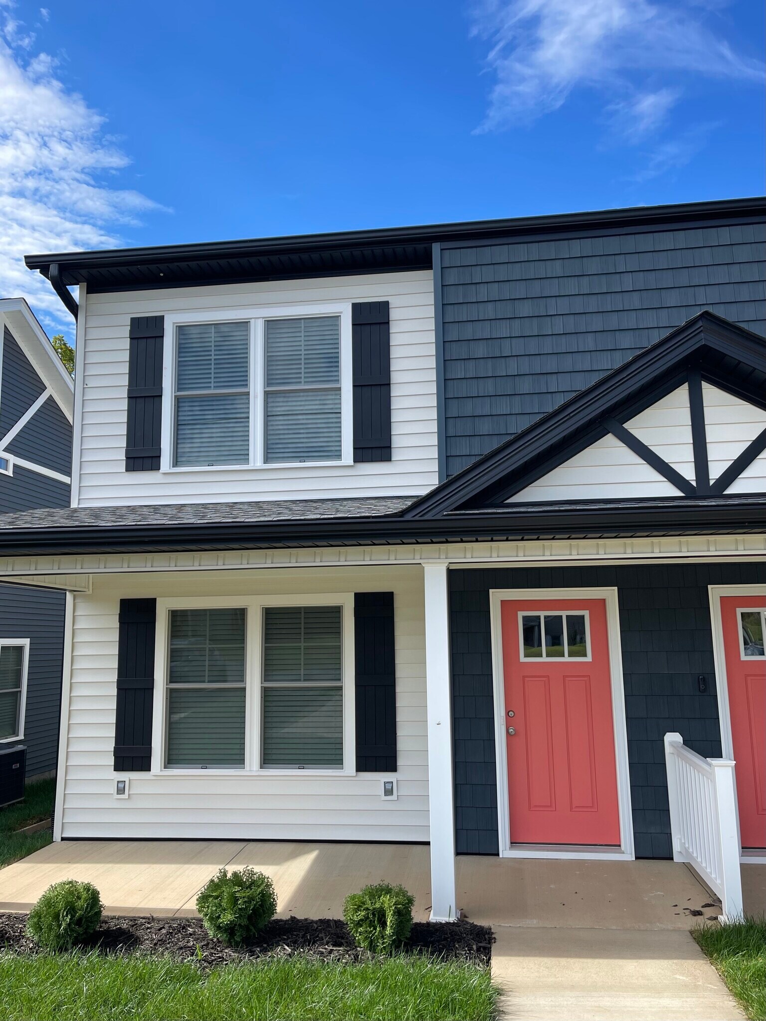 Large lighted front porch, covered entry - 2225 Kenwood Blvd SE