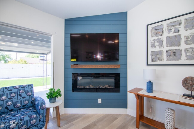 Building Photo - 4335 E Clarendon Ave