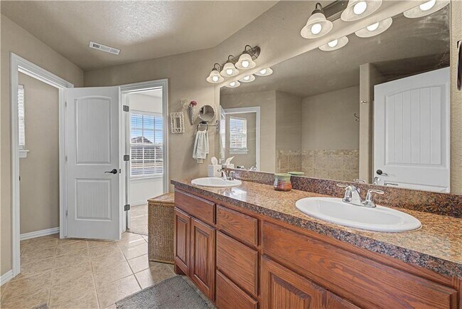 Building Photo - 706 Sedgwick Dr